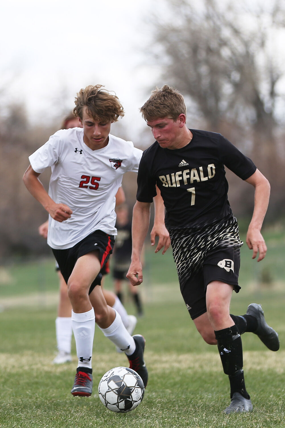 Taylor Swanston runs past and around Riverton